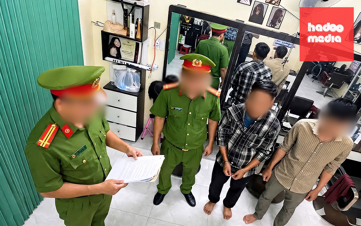 Công an đọc lệnh giữ người trong trường hợp khẩn cấp đối với Võ Tuấn Thành - Ảnh: CA