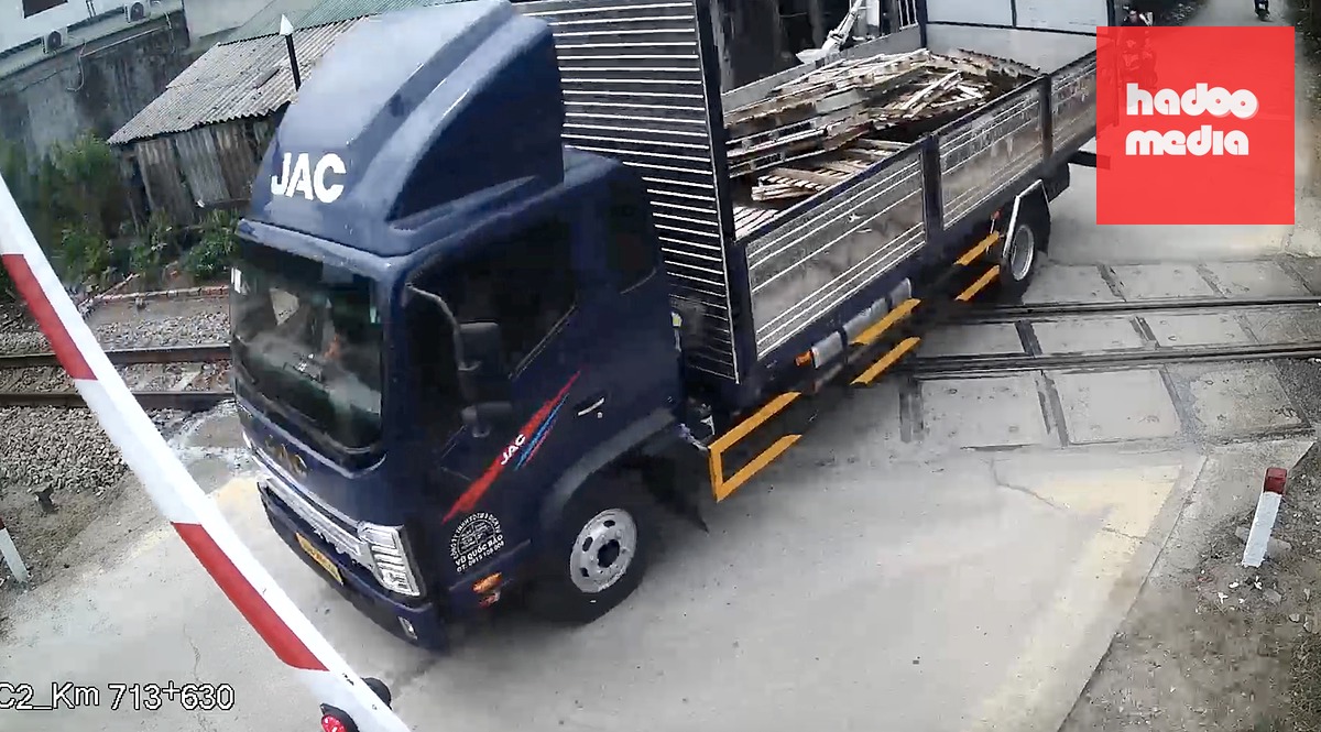 Trạm Cảnh sát giao thông Phú Lộc (Phòng Cảnh sát giao thông Công an TP Huế) vừa xử lý một trường hợp tài xế xe tải vượt đèn đỏ rồi làm gãy luôn thanh chắn đường sắt ở TP Huế - Ảnh cắt từ clip