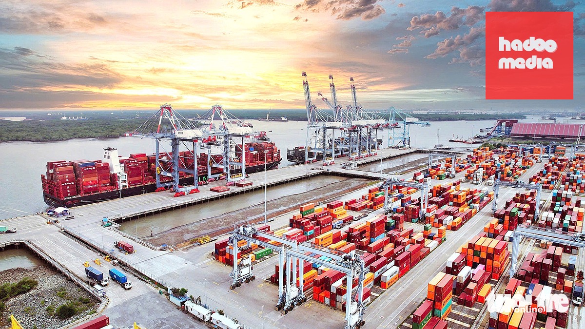Hiện nay, việc vận chuyển hàng hóa kết nối với hệ thống cảng biển TP.HCM chủ yếu phụ thuộc vào đường bộ dẫn đến nguy cơ ùn tắc, tai nạn - Ảnh: NGUYỄN NAM