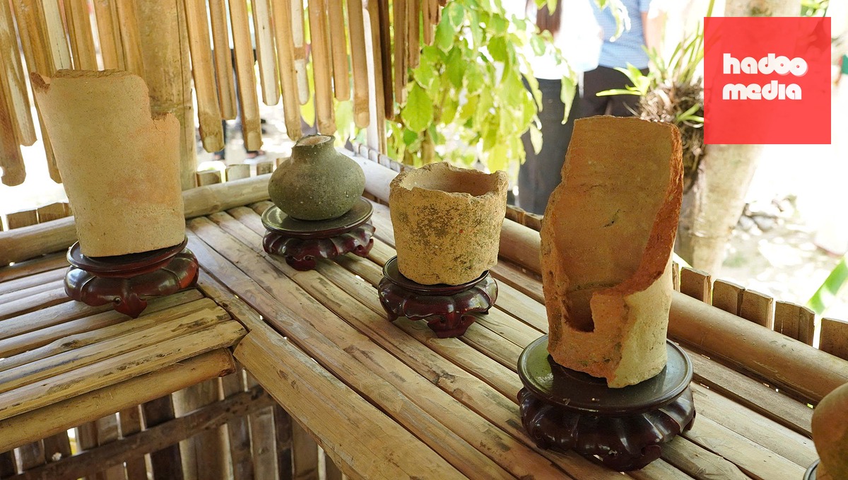 Đồ gốm của cư dân văn hóa Sa Huỳnh cổ, tiền thân của cư dân Chăm sau này, được trưng bày tại làng Gò Cỏ - Ảnh: QUỐC BẢO
