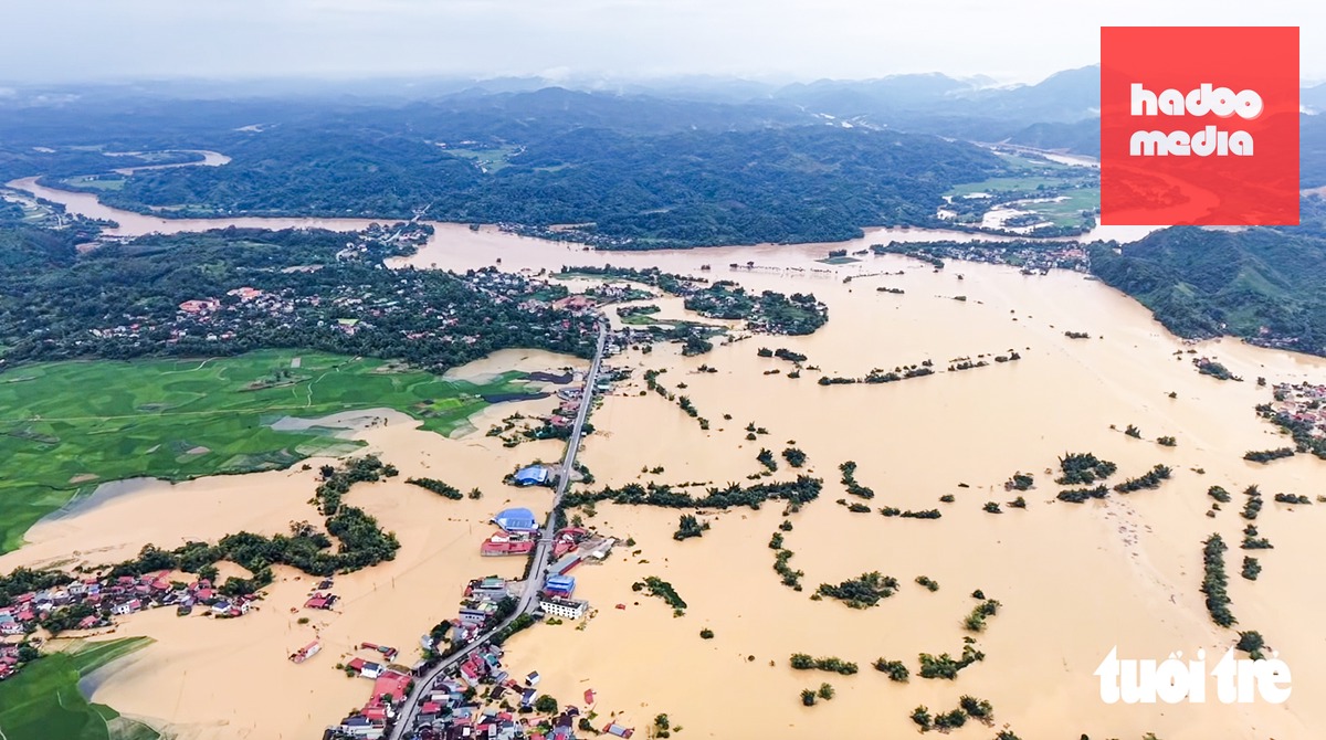 Do mưa lớn từ chiều tối 22-8, lũ từ các vùng cao đổ về thung lũng Thất Khê - Ảnh: HIẾU LÊ