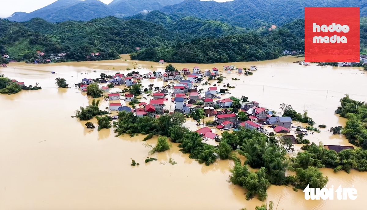 Thôn Nà Chùa nằm giữa biển nước mênh mông - Ảnh: HIẾU LÊ
