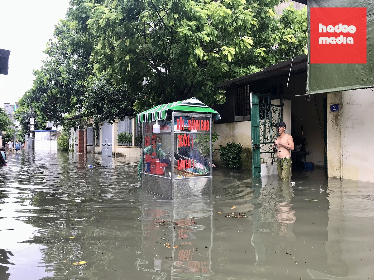 Khu phố An Lạc, Hồng Bàng ngập sâu trong nước - Ảnh: ĐÔNG BẮC