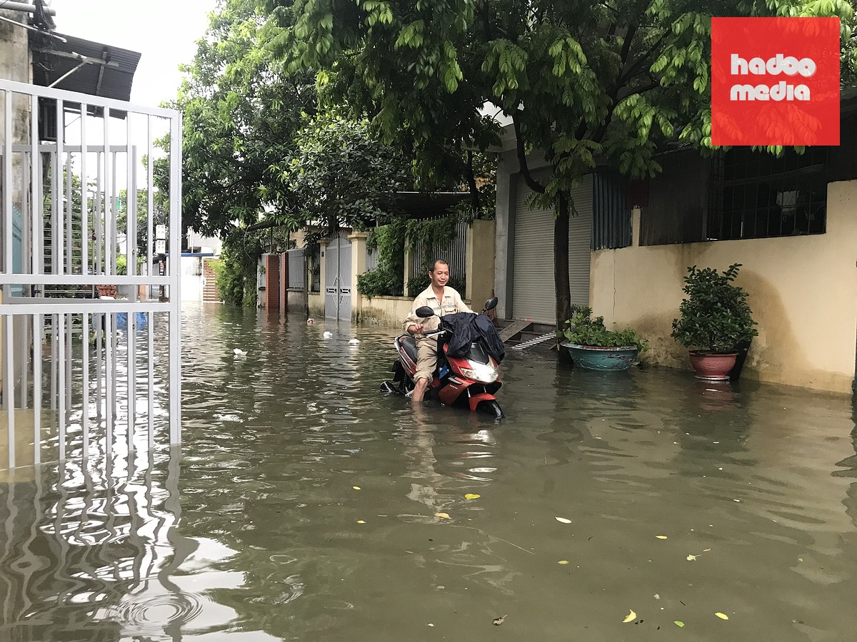 Nước ngập gần hết bánh xe máy - Ảnh: ĐÔNG BẮC