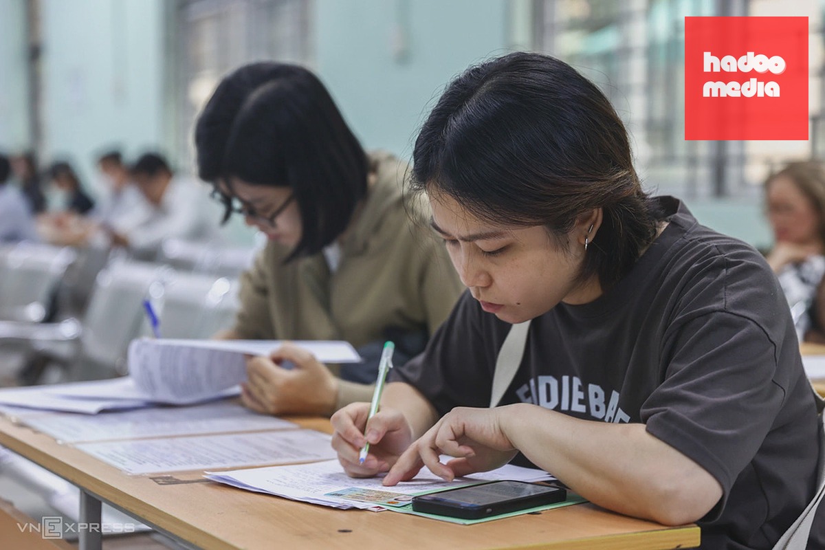 Lao động làm hồ sơ hưởng trợ cấp thất nghiệp tại Trung tâm dịch vụ việc làm TP HCM. Ảnh: Quỳnh Trần
