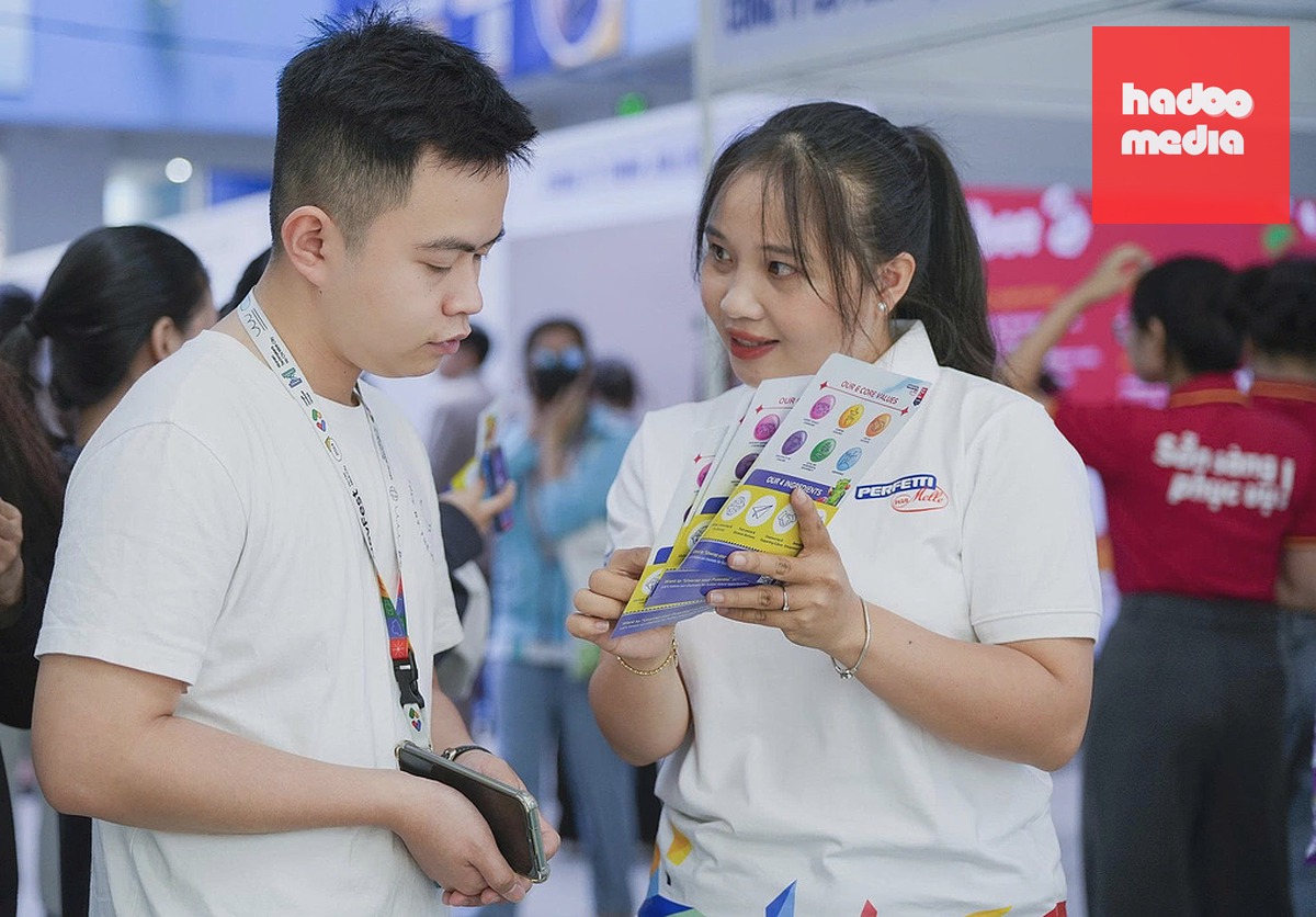 Sinh viên Trường Đại học Mở TP HCM tham dự ngày hội việc làm bán thời gian, làm quen nhà tuyển dụng. Ảnh: An Phương