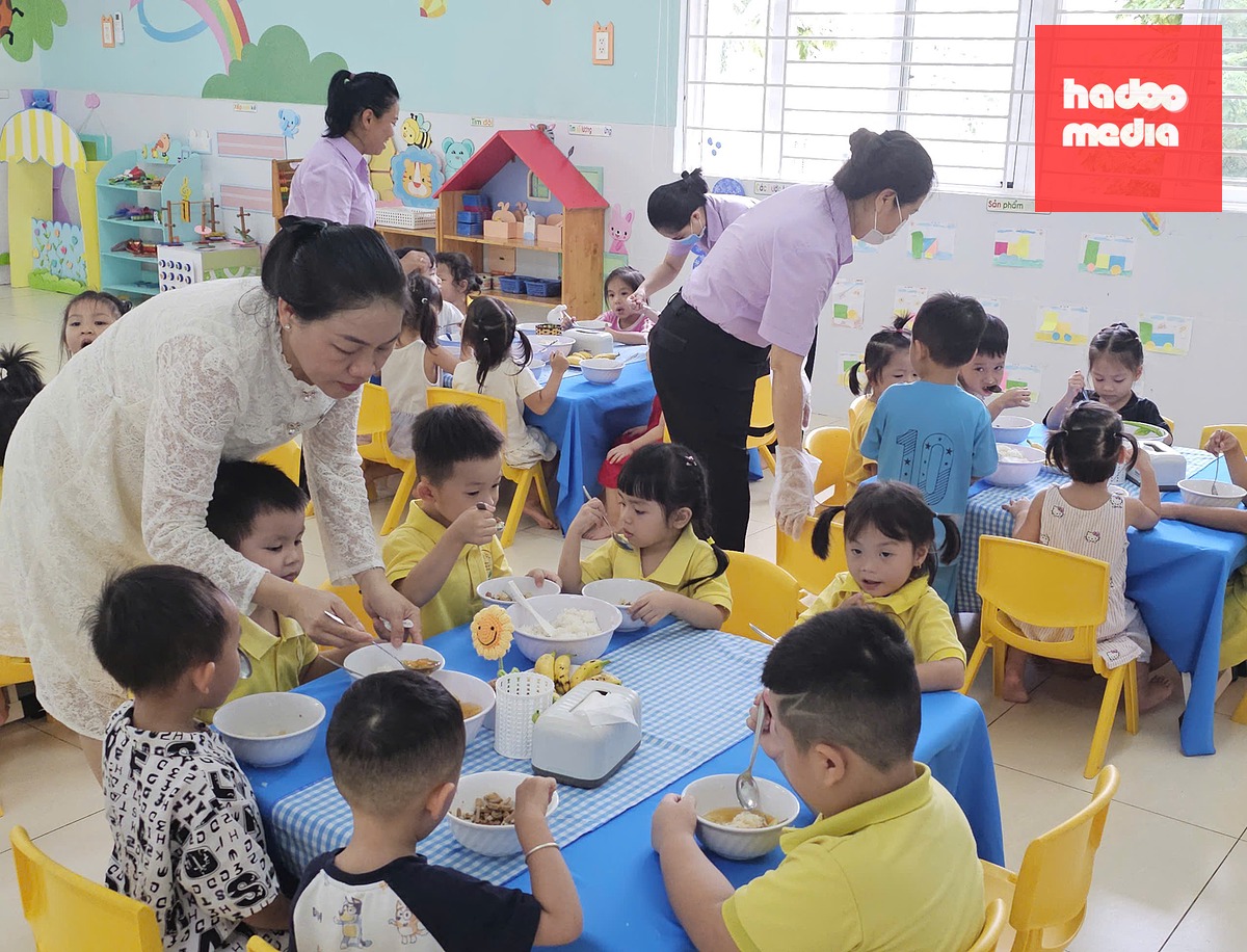 Với mô hình Bếp ăn minh bạch, nhà trường và phụ huynh yên tâm hơn với bữa ăn của trẻ - Ảnh: N.TR