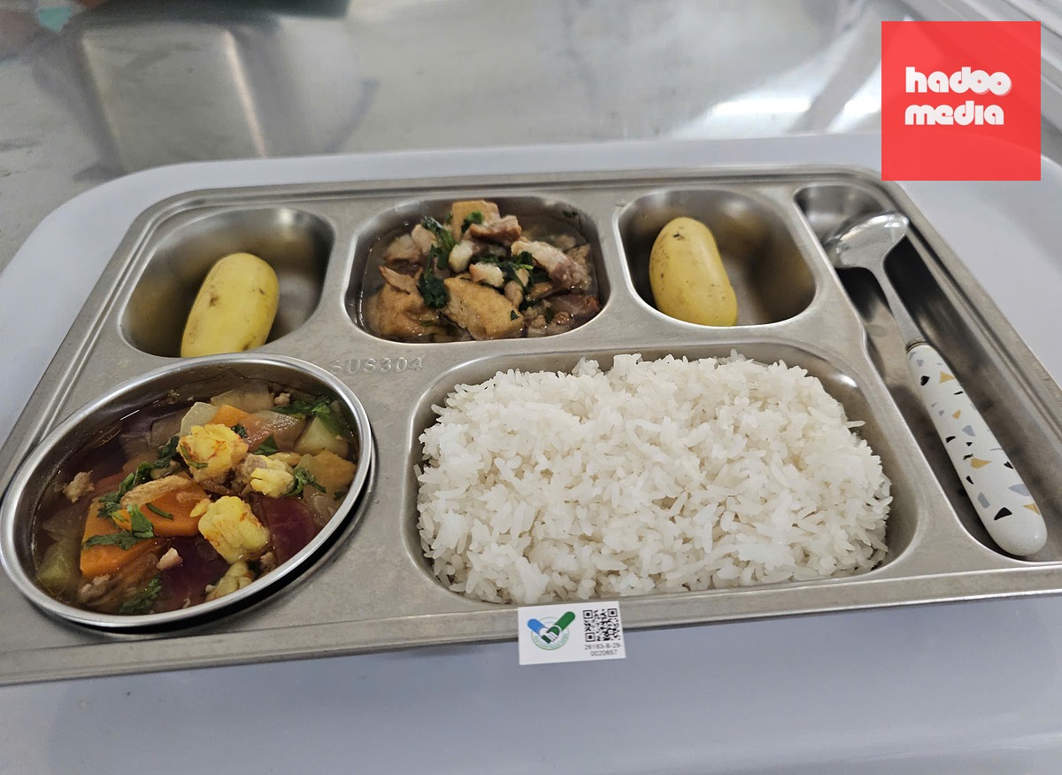 Sau khi tham gia mô hình Bếp ăn minh bạch, suất ăn sẽ được gắn mã QR thông tin để phụ huynh và nhà trường cùng  giám sát - Ảnh: N.TRÍ