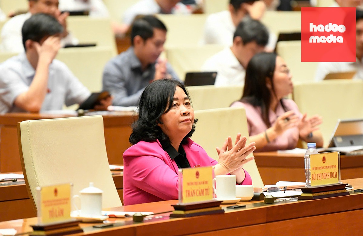 Bà Bùi Thị Minh Hoài, Chủ tịch Ủy ban Trung ương Mặt trận Tổ quốc Việt Nam, và các đại biểu tại hội trường Diên Hồng, Nhà Quốc hội. Ảnh: Hoàng Phong