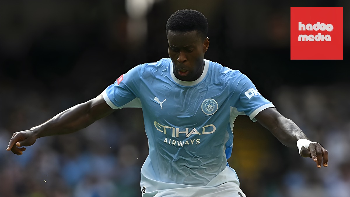 Guehi bất ngờ được đá tiền vệ trước Bournemouth. (Ảnh: Goal)