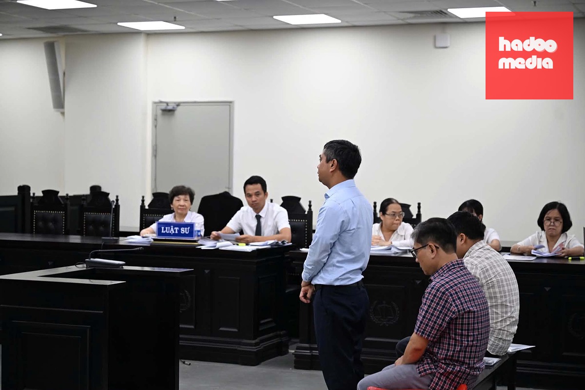 Cựu hiệu trưởng Trường cao đẳng Du lịch Hà Nội Phạm Văn Long tại phiên tòa sáng 24-8 - Ảnh: GIANG LONG