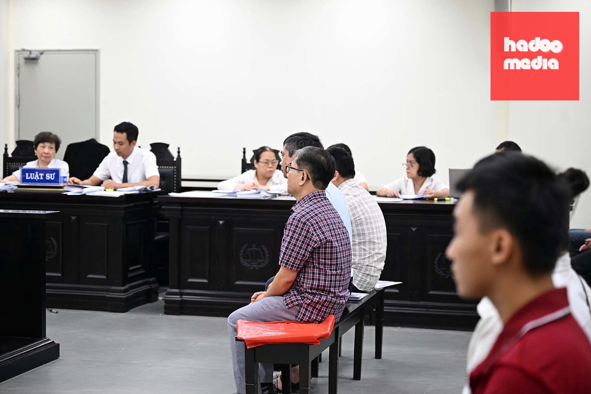 Các bị cáo tại phiên tòa - Ảnh: GIANG LONG