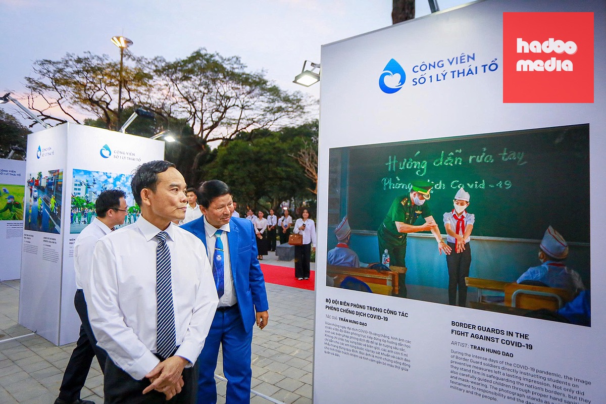 Bí thư Thành ủy TP.HCM Trần Lưu Quang xem lại những hình ảnh về đại dịch COVID-19, tại công viên số 1 Lý Thái Tổ vào ngày khánh thành 12-2-2026 - Ảnh: CHÂU TUẤN