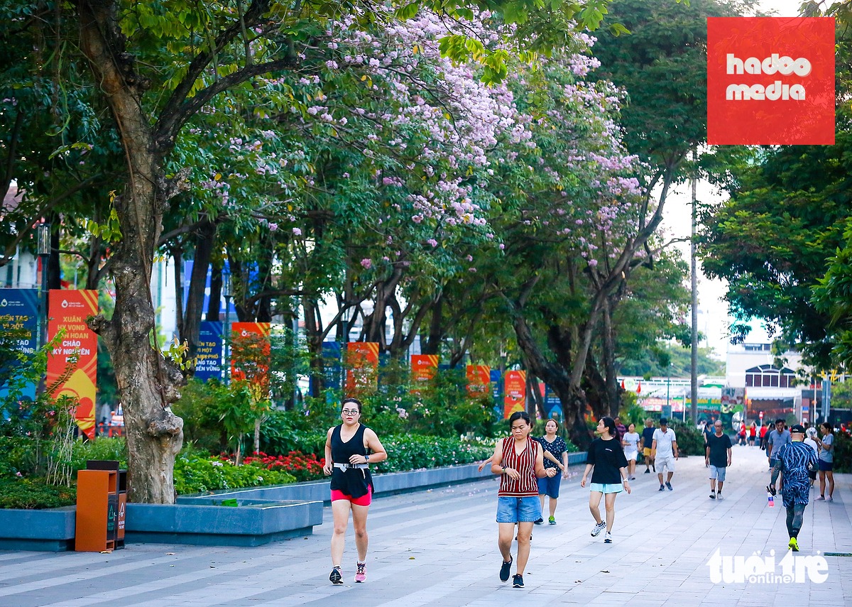 Người dân TP.HCM được thụ hưởng không gian công viên công cộng từ quyết sách của lãnh đạo TP.HCM - Ảnh: CHÂU TUẤN