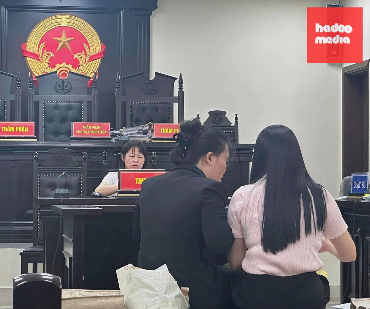 Bị cáo Hằng (phải) trao đổi với luật sư trước phiên phúc thẩm. Ảnh: Danh Lam