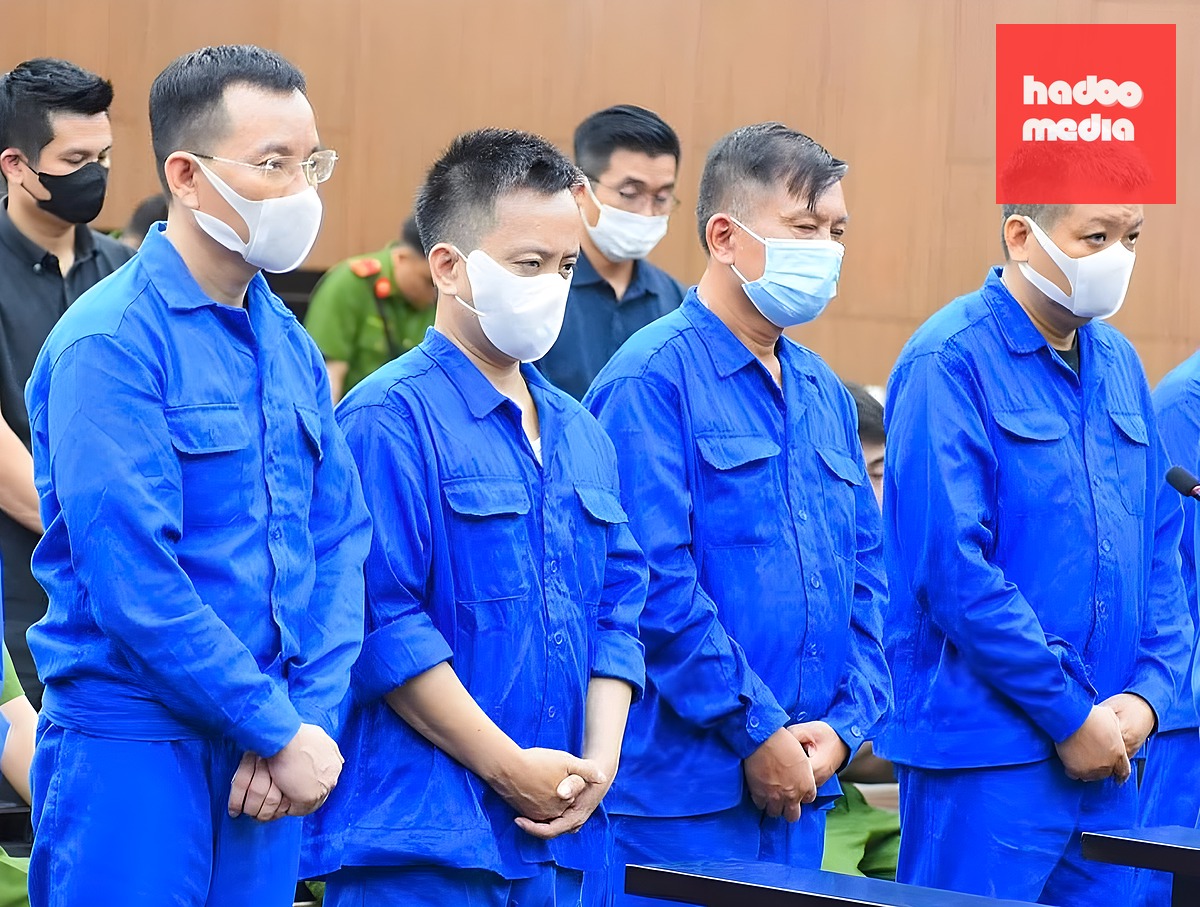 Cựu thứ trưởng Nguyễn Bá Hoan (thứ hai từ phải) và cựu cục trưởng Tống Hải Nam (bìa phải) nghe tuyên án chiều 24/8. Ảnh: Danh Lam
