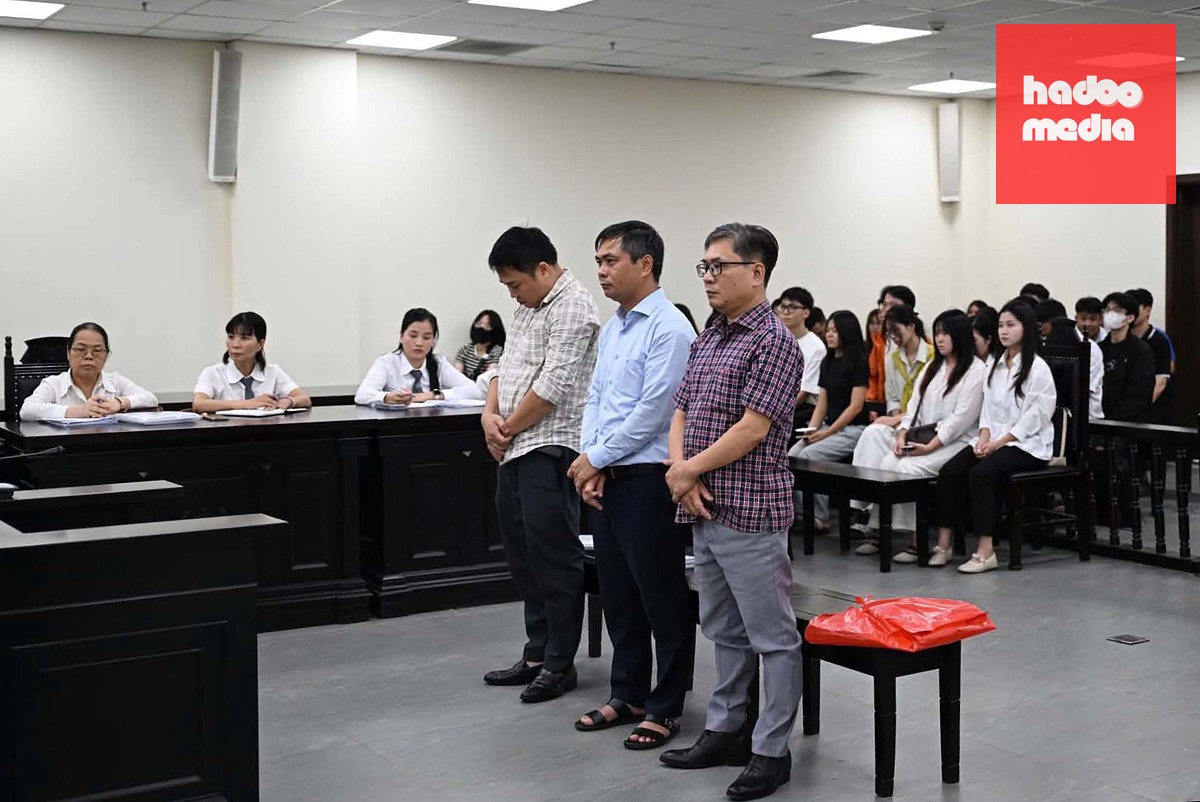 Cựu Hiệu trưởng Trường cao đẳng Du lịch Hà Nội Phạm Văn Long (giữa) cùng hai cấp dưới tại phiên tòa sáng 24-8 - Ảnh: GIANG LONG