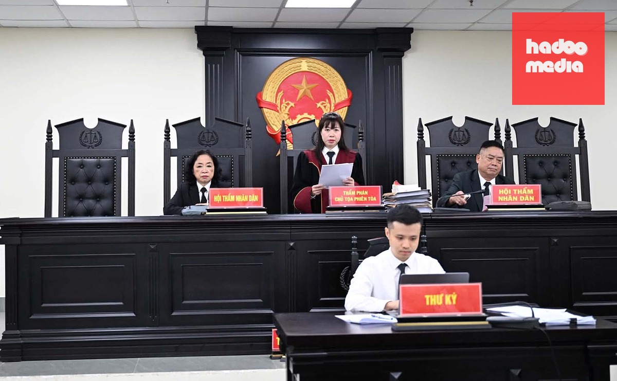 Hội đồng xét xử tuyên án với các bị cáo trưa 24-8 - Ảnh: GIANG LONG