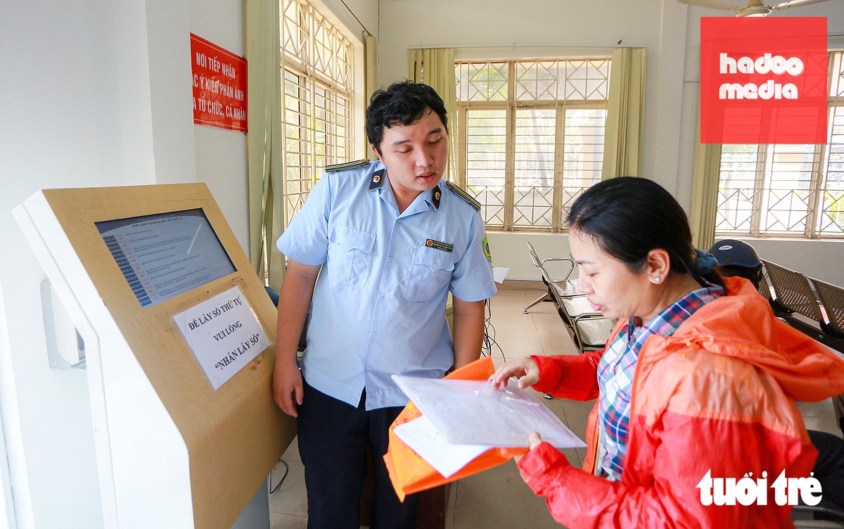 Người dân đi làm thủ tục hành chính tại phường Bình Thạnh (TP.HCM) - Ảnh: CHÂU TUẤN