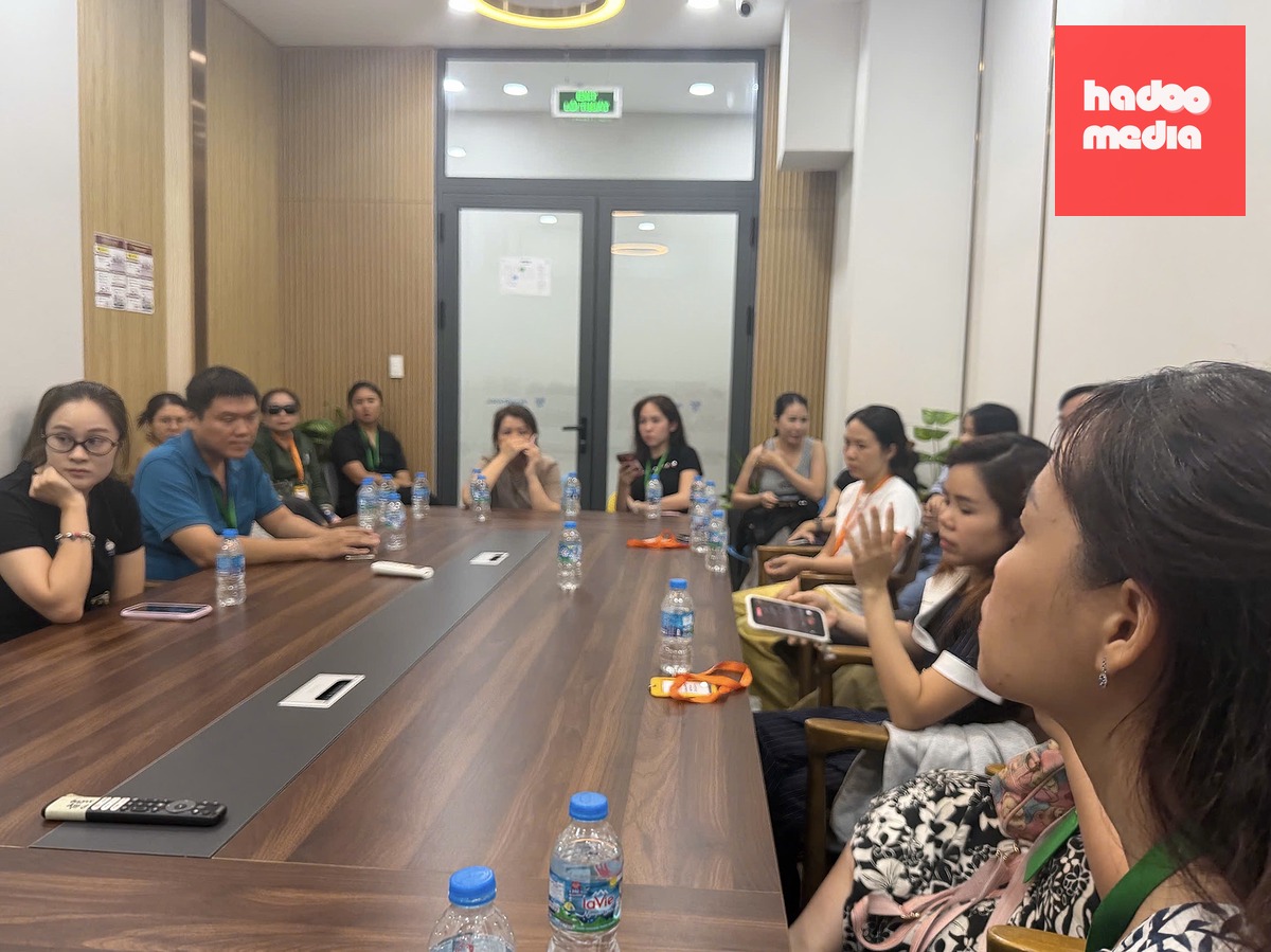 Bức xúc vì trường đóng cửa trong ngày đầu con đến trường, nhiều phụ huynh tập trung về văn phòng trường để tìm câu trả lời nhưng ban giám hiệu Hệ thống Trường PennSchool (chi nhánh đường Ba tháng Hai, phường Hòa Hưng, TP.HCM) vẫn vắng mặt - Ảnh: Phụ huynh cung cấp