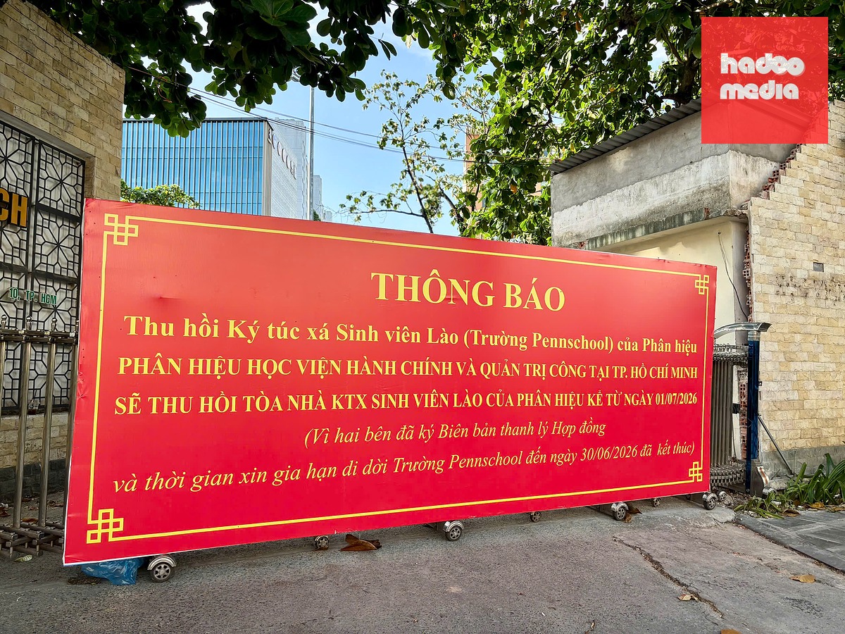 16h55 ngày 24-8, ghi nhận tại số 10 đường Ba tháng Hai (phường Hòa Hưng, TP.HCM), Phân hiệu TP.HCM của Học viện Hành chính và Quản trị công đã gắn bảng thông báo thu hồi ký túc xá, nơi đặt Trường Pennschool, kể từ ngày 1-7-2026 - Ảnh: QUỲNH TRÂM