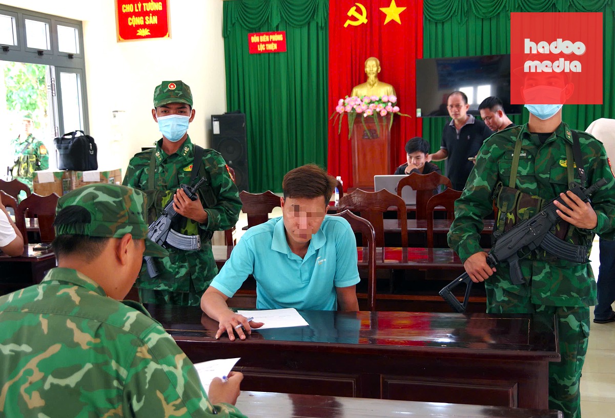 Đồn Biên phòng Lộc Thiện, Bộ đội biên phòng Đồng Nai lấy lời khai đối với N.T.H. liên quan vụ vận chuyển gần 20kg ma túy ở khu vực biên giới - Ảnh: HỮU THỊNH
