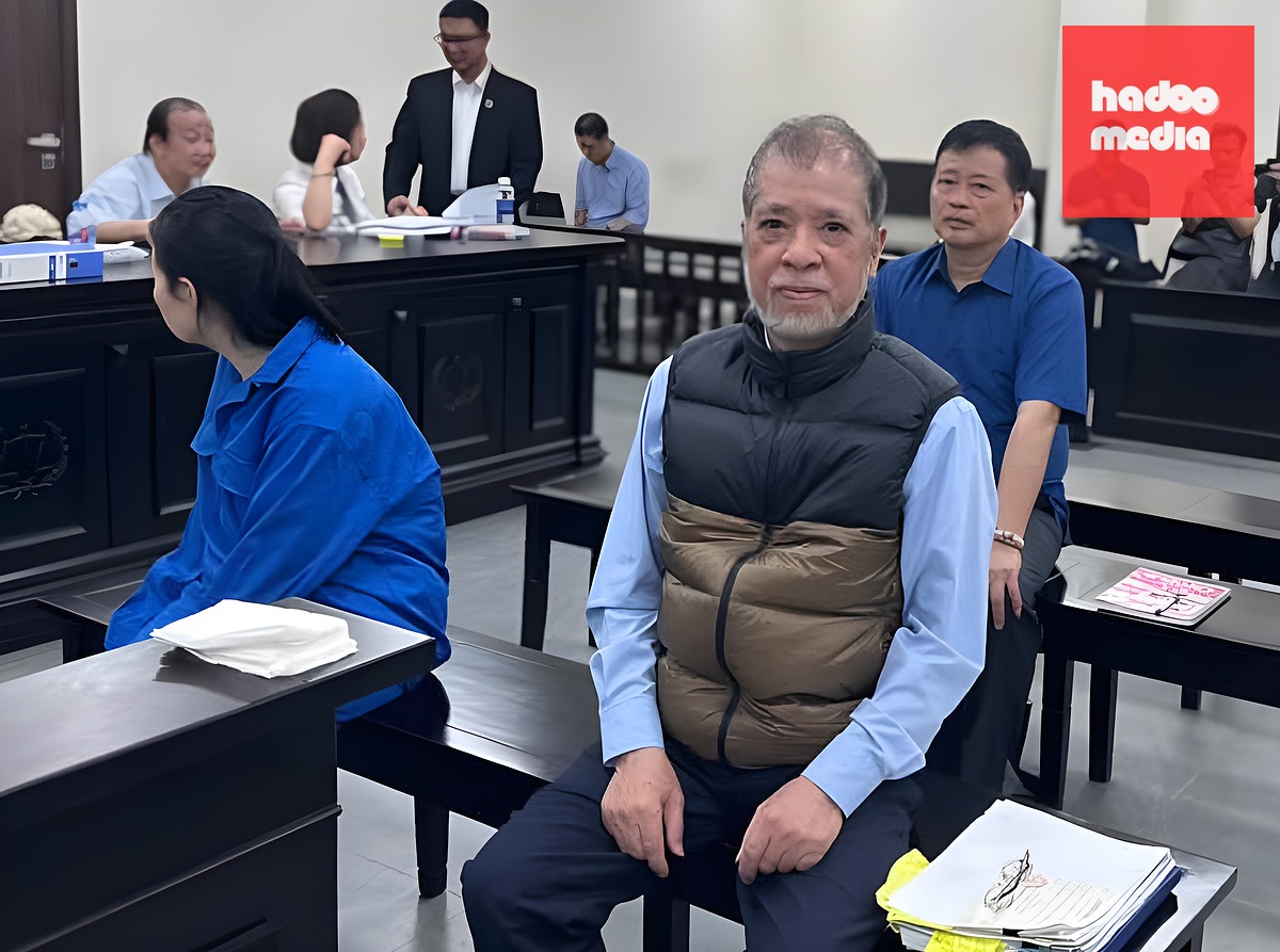 Ông Nguyễn Đình Bang (hàng đầu) và bà Hoàng Thị Xuân, Nguyễn Huy Khang tại phiên tòa hồi tháng 3 - Ảnh: G. L.