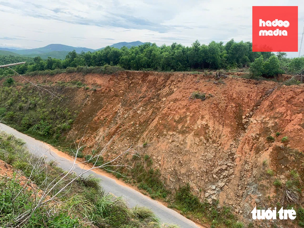 Núi Chòi nằm bên tuyến đường kết nối quốc lộ 1 với cao tốc Bắc - Nam - Ảnh: LÊ MINH