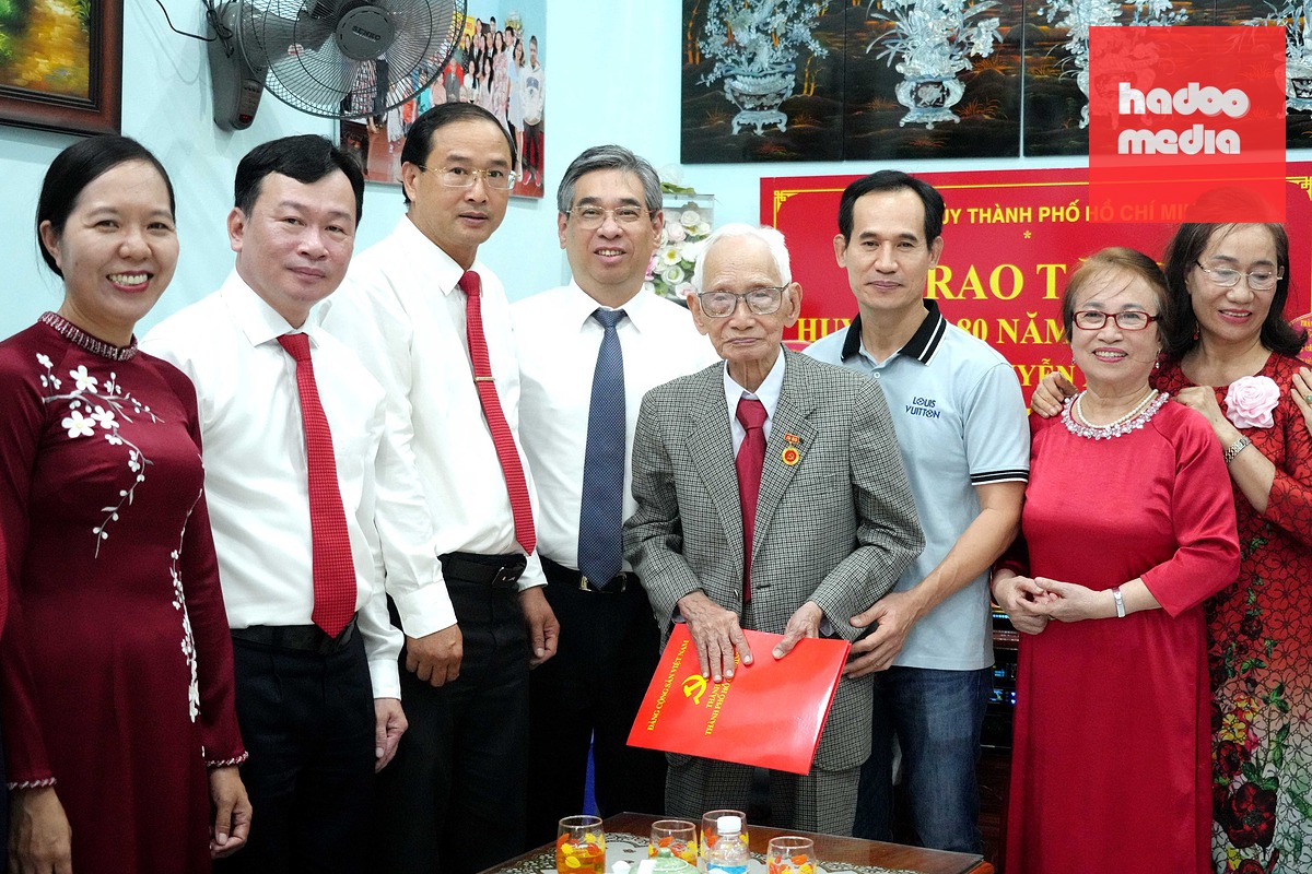 Ông Nguyễn Phước Lộc - Ủy viên Trung ương Đảng, Phó bí thư Thành ủy, Chủ tịch Ủy ban MTTQ Việt Nam TP.HCM - cùng lãnh đạo phường Phước Thắng chụp ảnh lưu niệm với đảng viên Nguyễn Xuân Lanh và gia đình tại buổi trao Huy hiệu 80 năm tuổi Đảng - Ảnh: A.B.