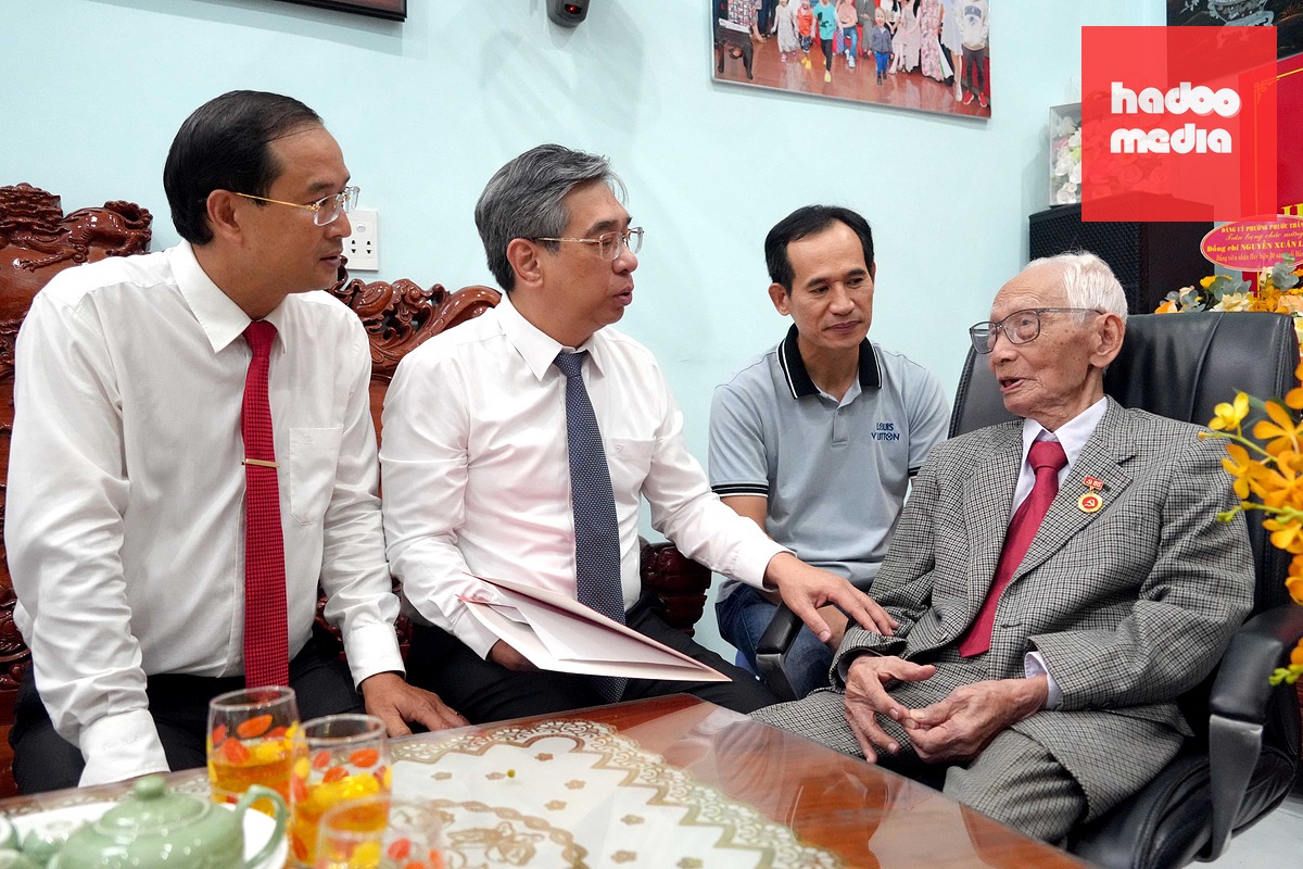 Đoàn công tác của Thành ủy TP.HCM ân cần thăm hỏi, động viên và mong muốn đảng viên Nguyễn Xuân Lanh tiếp tục giữ gìn sức khỏe trong thời gian tới - Ảnh: A.B.