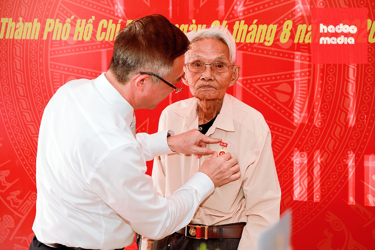 Phó bí thư Thành ủy TP.HCM Đặng Minh Thông tặng Huy hiệu 80 năm tuổi Đảng cho đảng viên Nguyễn Văn Thành chiều 24-8 - Ảnh: V.T.