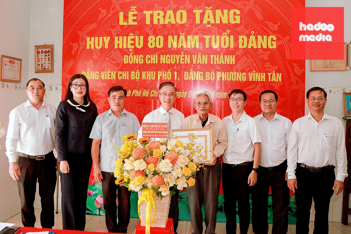Phó bí thư Thành ủy TP.HCM Đặng Minh Thông tặng Huy hiệu 80 năm tuổi Đảng cho đảng viên Nguyễn Văn Thành chiều 24-8 - Ảnh: V.T.