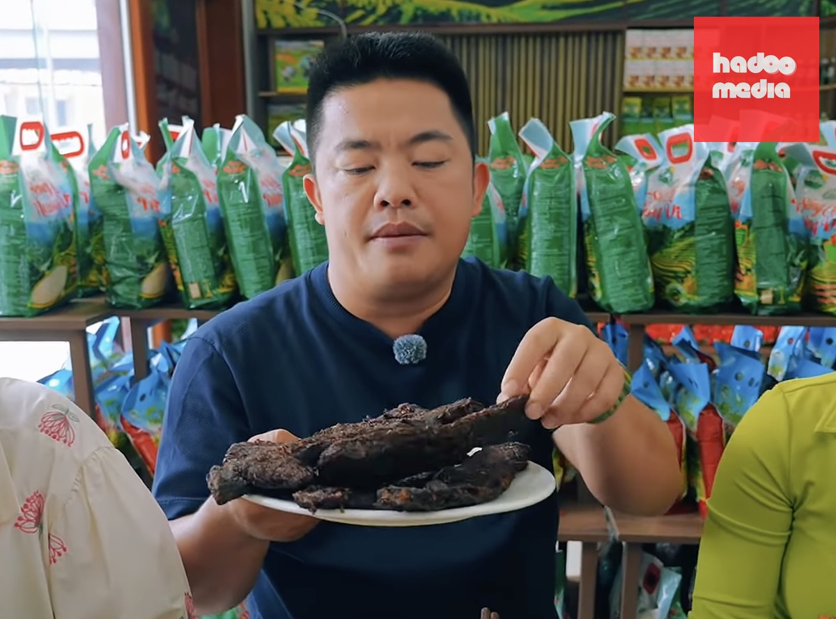 Hải Sapa trong một lần quảng cáo về sản phẩm thịt trâu gác bếp - Ảnh cắt từ clip