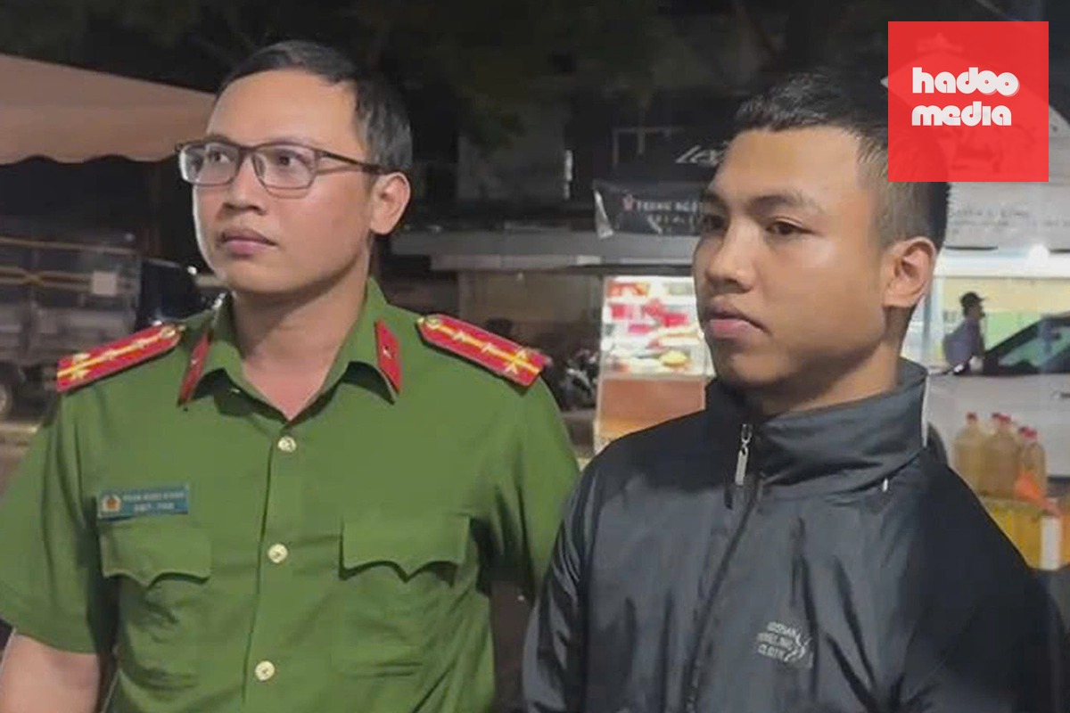Y Ngun Êban (phải) lúc bị cảnh sát bắt. Ảnh: Ngọc Oanh