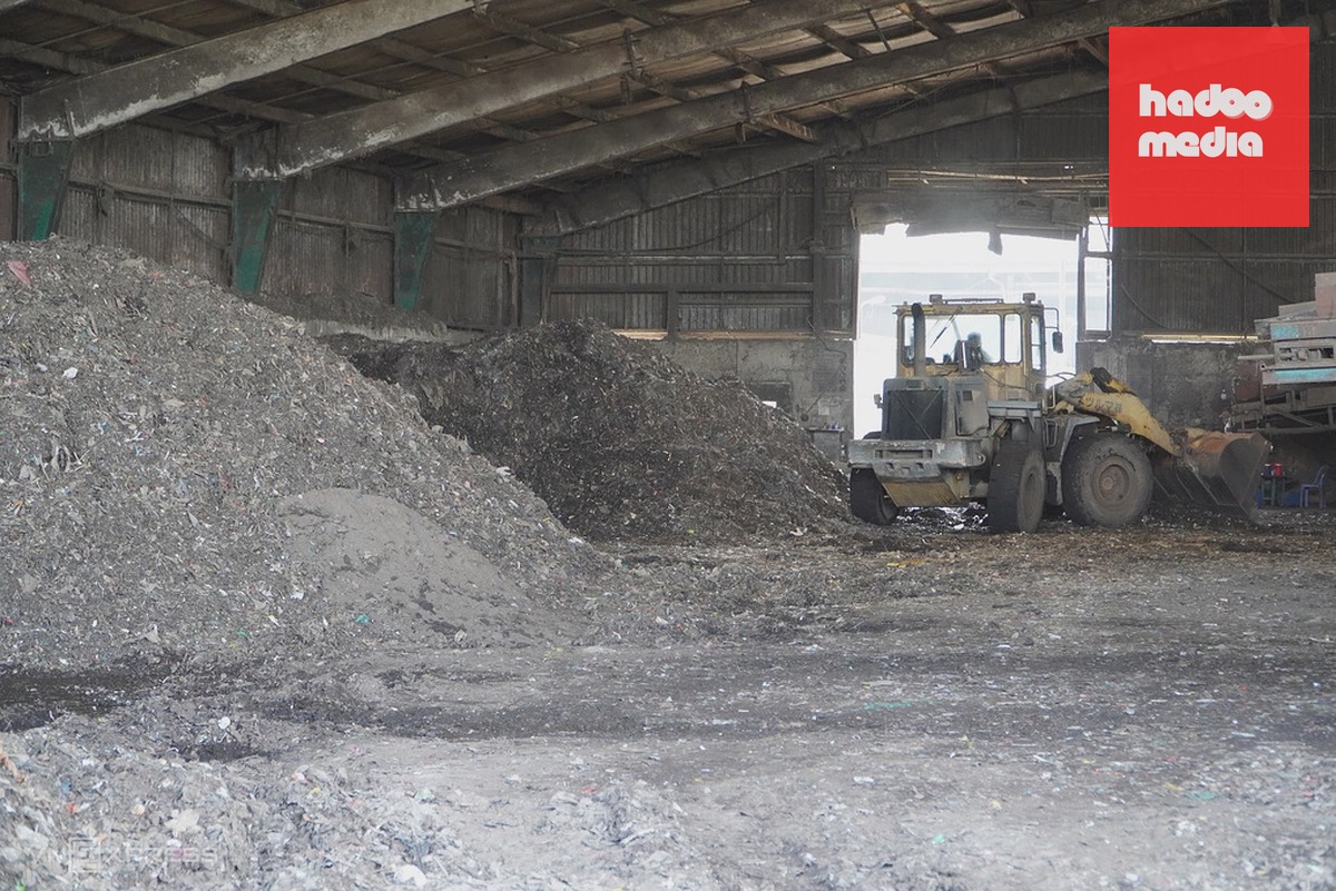Một giai đoạn xử lý rác thành phân compost tại nhà máy Vietstar, thuộc Khu xử lý chất thải rắn Tây Bắc (Củ Chi cũ), tháng 8. Ảnh: Giang Anh