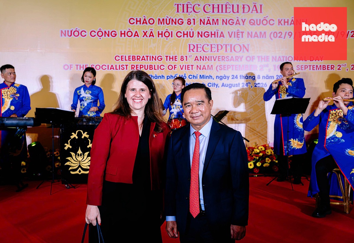 Chủ tịch UBND TP.HCM Nguyễn Văn Được và Tổng lãnh sự Anh Alexandra Smith - Ảnh: NGỌC ĐỨC