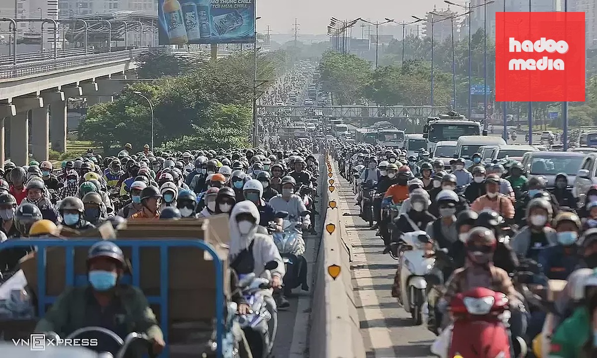 Dòng xe ùn tắc trên cầu Sài Gòn hướng vào trung tâm TP HCM, năm 2024. Ảnh: Quỳnh Trần