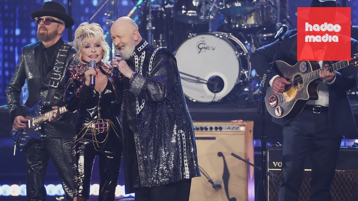 Dolly Partonová spolu s Robem Halfordem z Judas Priest při uvedení do Rokenrolové síně slávy (2022)