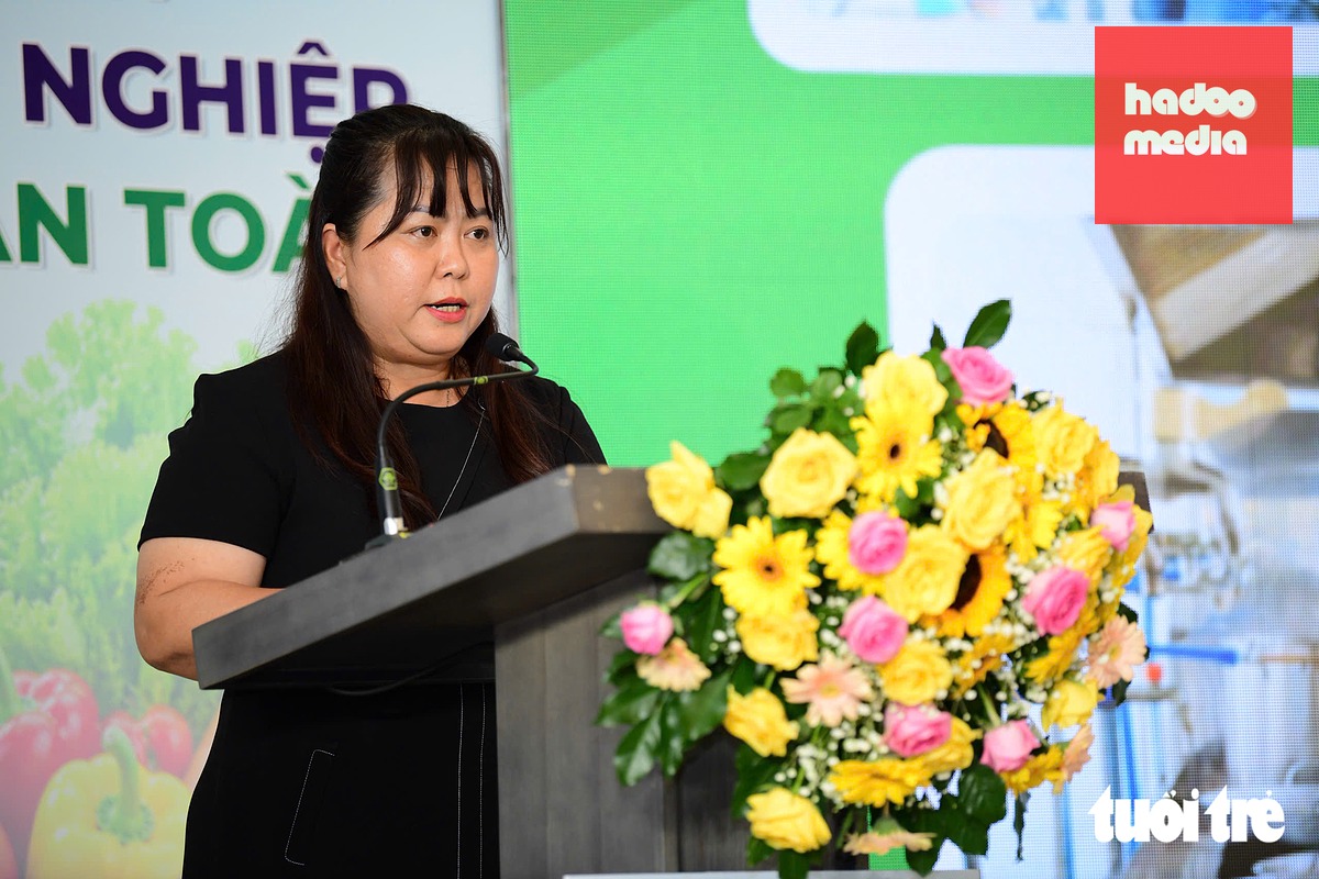 Bà Vũ Thúy Hoa - Phó hiệu trưởng Trường mầm non Phú Mỹ - chia sẻ về mô hình 'Tick xanh trách nhiệm' - Ảnh: QUANG ĐỊNH