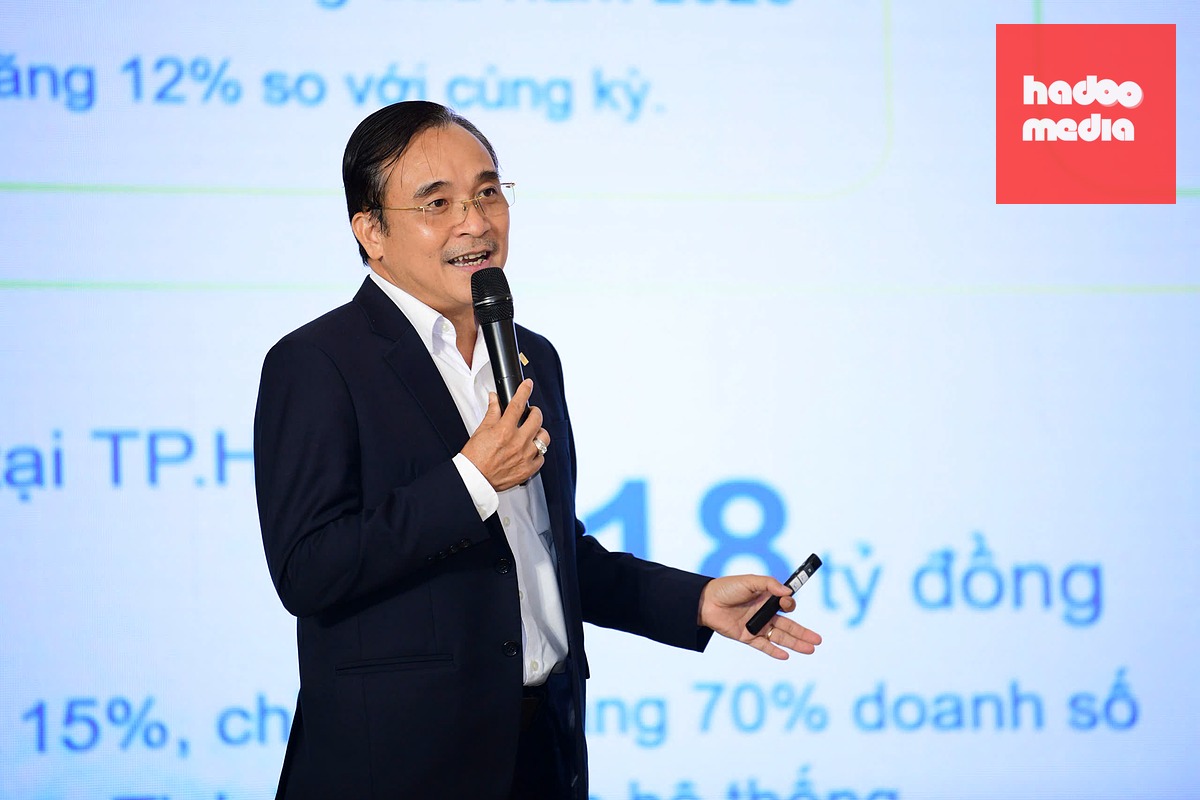 Ông Nguyễn Ngọc Thắng - Phó tổng giám đốc Saigon Co.op - trình bày tham luận Vai trò của hệ thống bán lẻ trong bảo đảm an toàn thực phẩm - Ảnh: QUANG ĐỊNH