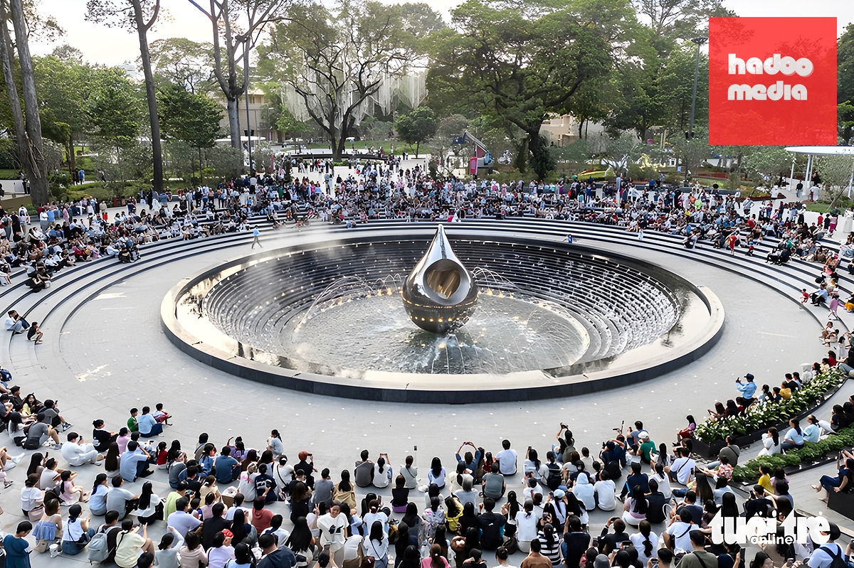 Luật cuối cùng phải được đo bằng những thay đổi rất cụ thể  mà người dân, doanh nghiệp được thụ hưởng. Trong ảnh: Người dân TP.HCM vui chơi tại công viên số 1 Lý Thái Tổ - Ảnh: QUANG ĐỊNH