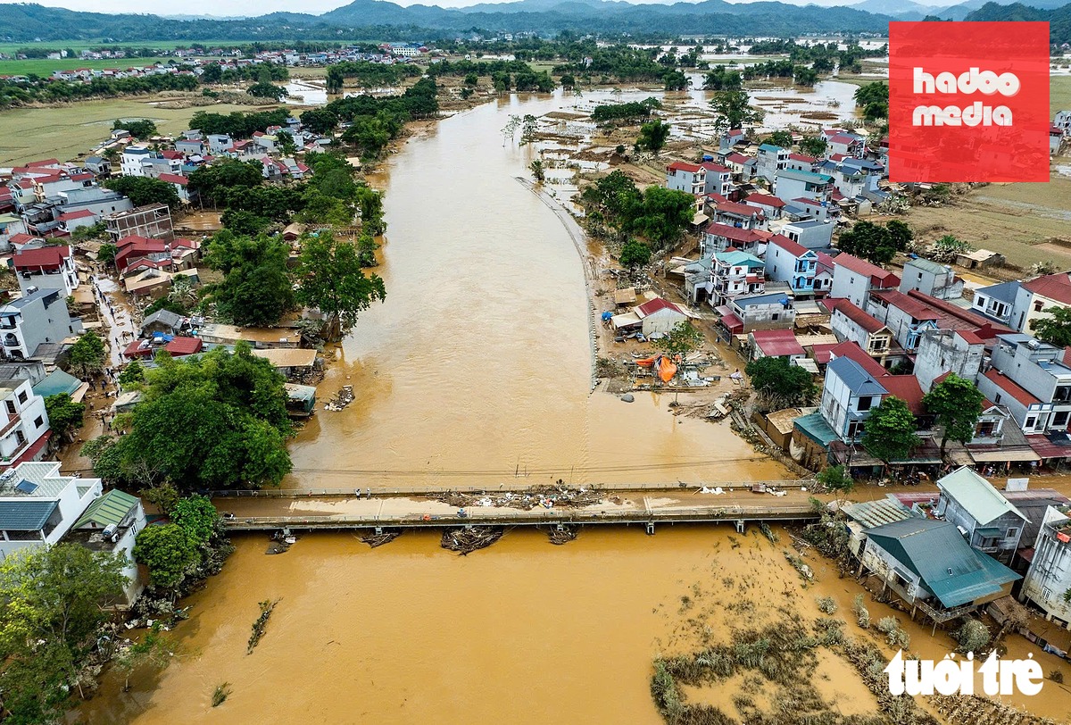 Nước trên sông Kỳ Cùng đoạn chảy qua xã Thất Khê (Lạng Sơn) đã rút. Nhưng để lại sau đó là bùn đất, rác thải - Ảnh: PHÚC TÀI