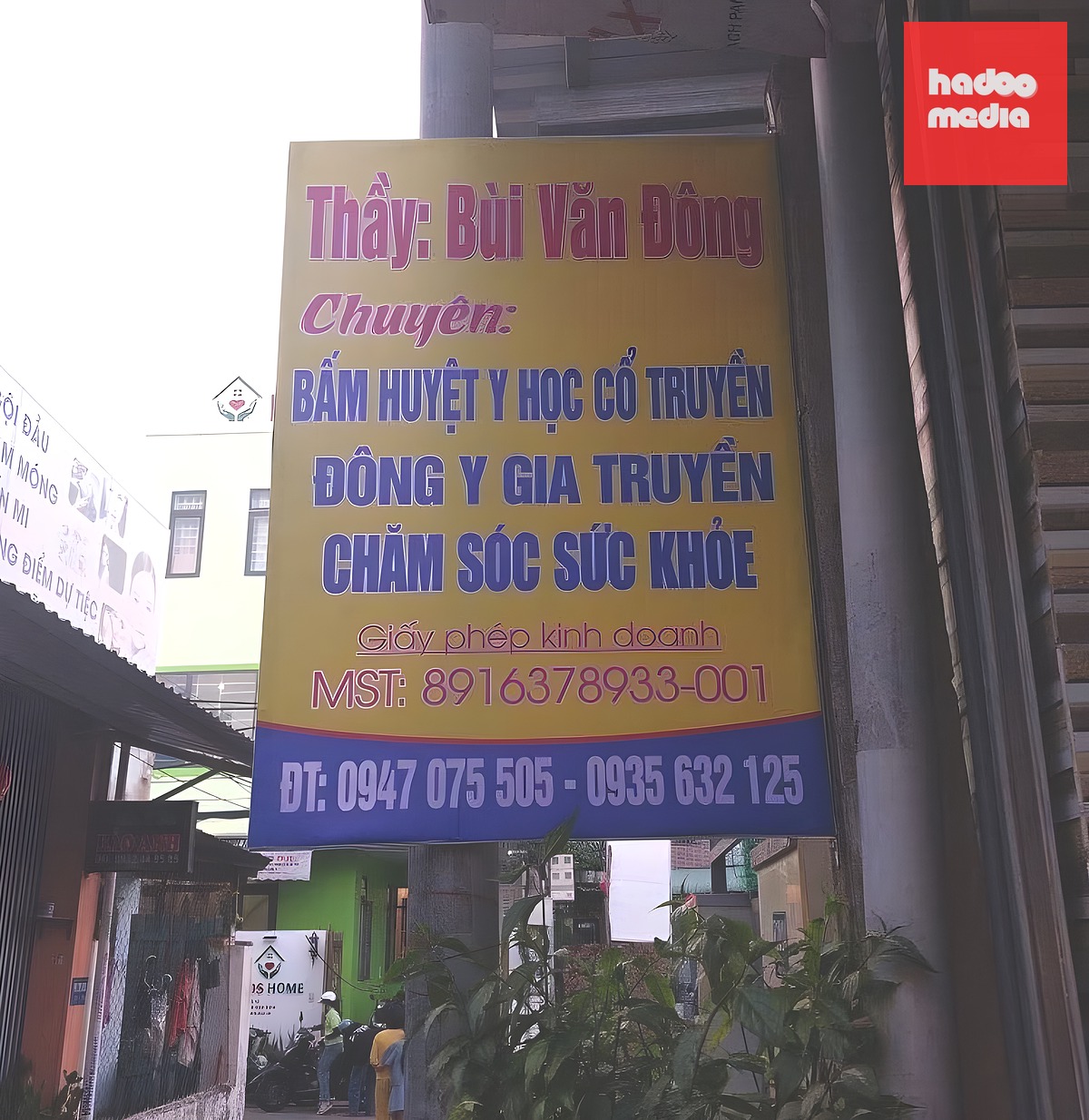 Biển hiệu cơ sở ông Bùi Văn Đông ghi “giấy phép kinh doanh kèm MST”, nhiều người bệnh cho biết “vừa nhìn đã thấy uy tín” - Ảnh: CHÂU SA