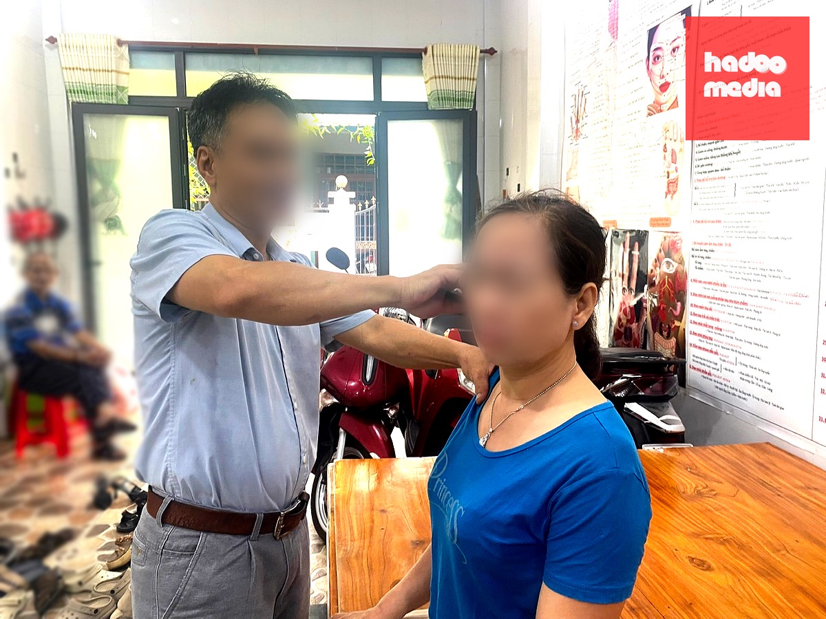 Ông Bùi Văn Đông chữa bệnh bằng phương pháp “đi huyệt” - Ảnh: CHÂU SA - THANH NHÀN