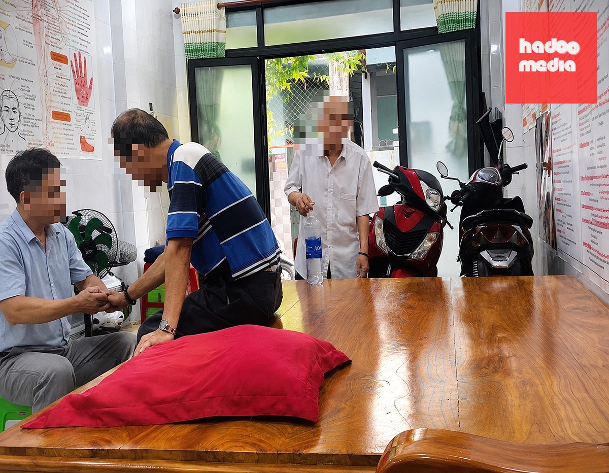 Gian nhà trước của ông Đông được sử dụng làm nơi tiếp và “chữa bệnh” - Ảnh: CHÂU SA - THANH NHÀN