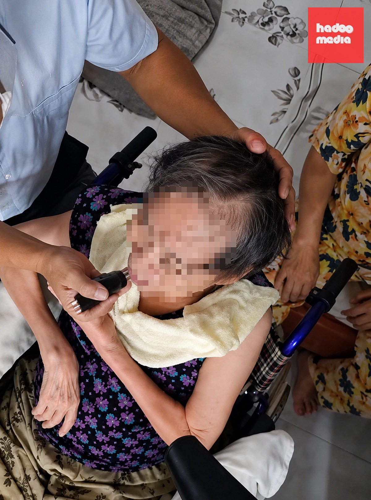 Ông Đông chữa bệnh cho một người bị liệt lâu năm - Ảnh: CHÂU SA