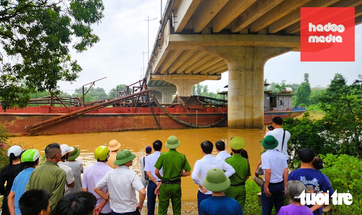 'Giải cứu' 2 tàu hút cát mắc kẹt vào trụ cầu sông Tào - Ảnh 1.