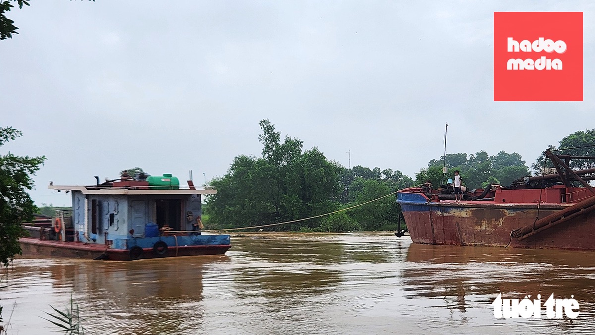 'Giải cứu' 2 tàu hút cát mắc kẹt vào trụ cầu sông Tào - Ảnh 2.
