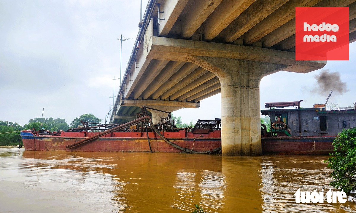 'Giải cứu' 2 tàu hút cát mắc kẹt vào trụ cầu sông Tào - Ảnh 3.