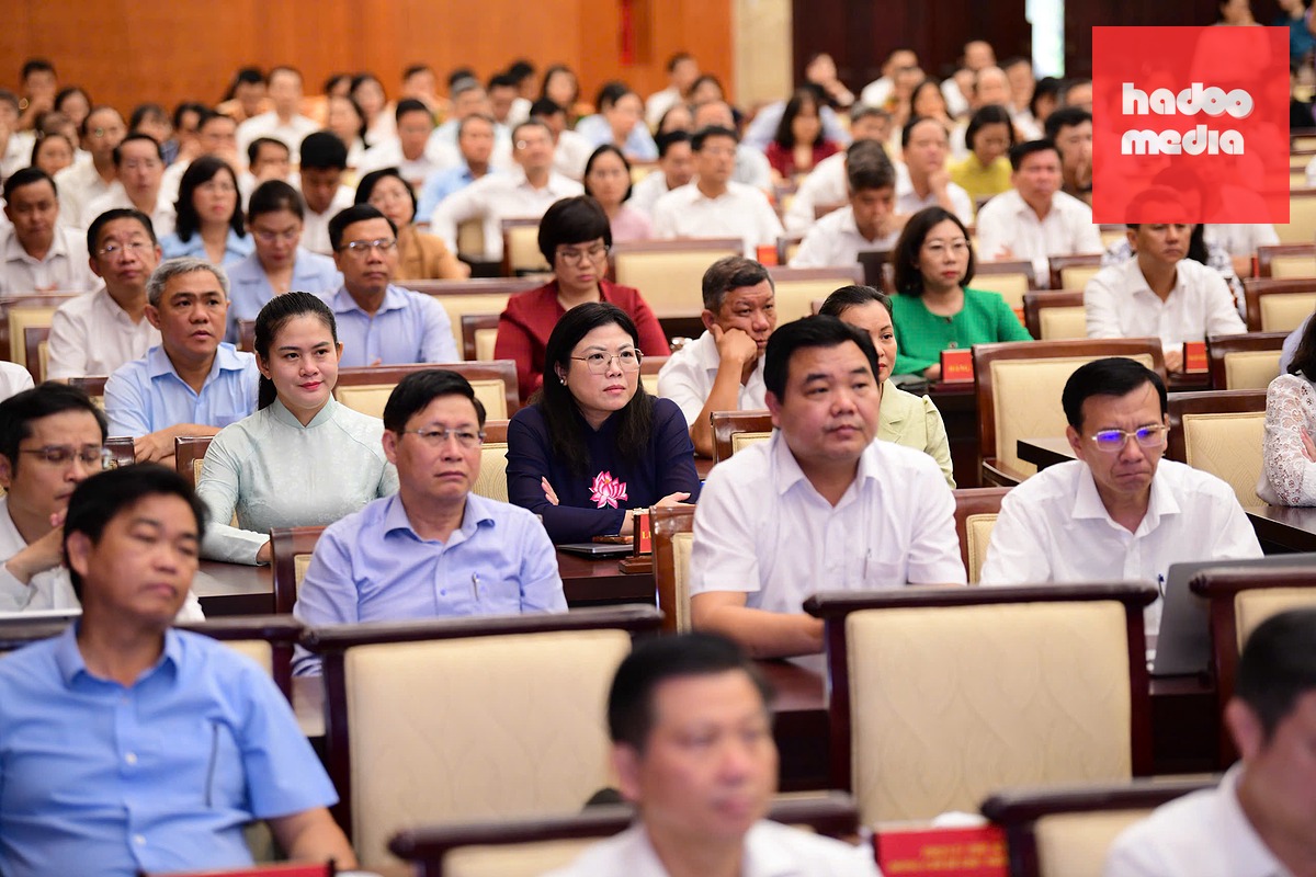 Các đại biểu tham dự hội nghị quán triệt, triển khai thi hành Luật Phát triển đô thị sáng 26-8 - Ảnh: QUANG ĐỊNH